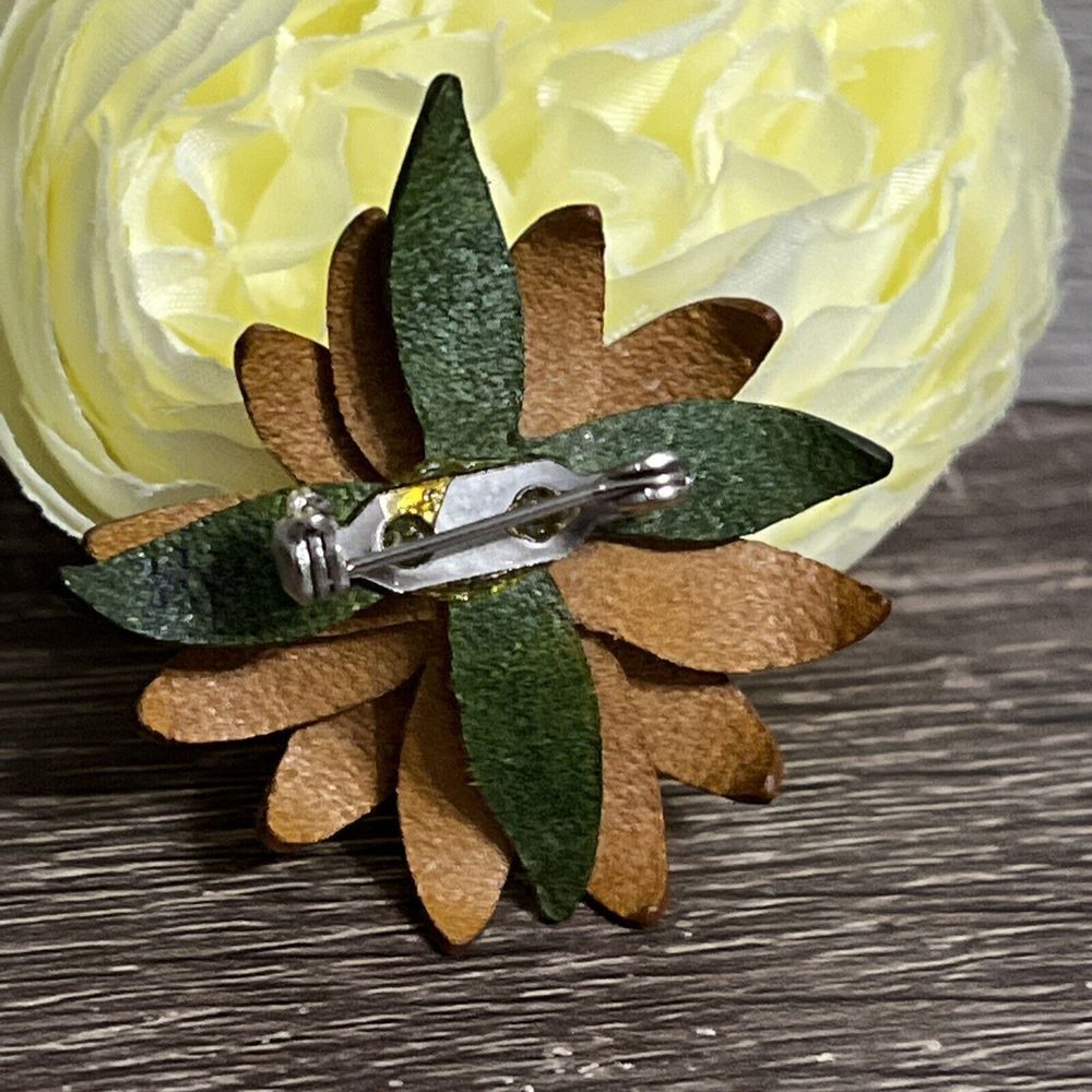 Leather Daisy Pin - Picture 4 of 5